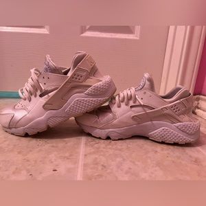 Used white shoes casual and dressy perfect for any occasion.